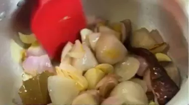 Tender mutton jhal farezi cooked with capsicum, onions, tomatoes, and whole spices